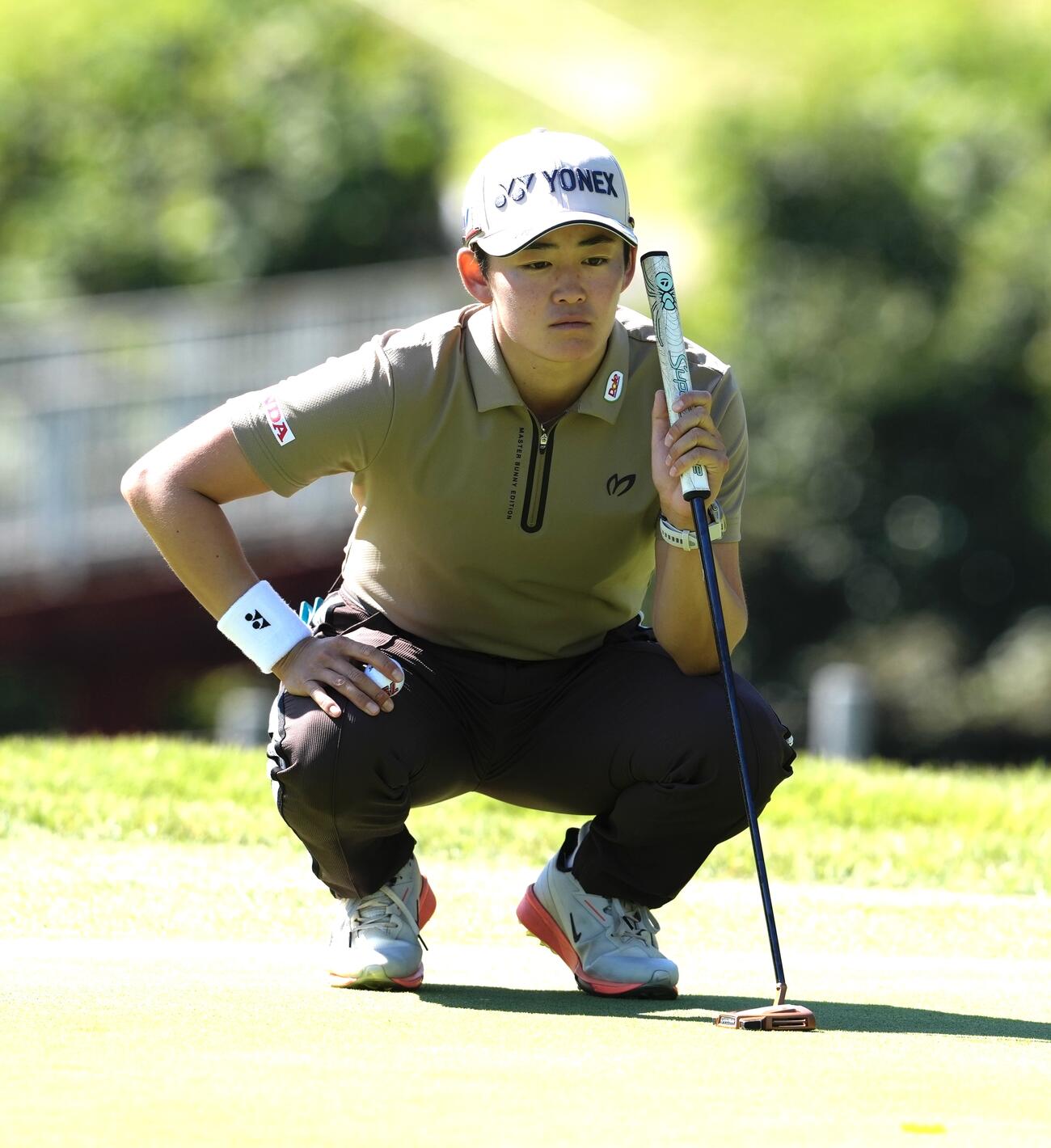 7番、グリーンを見る岩井明愛（撮影・小島史椰）