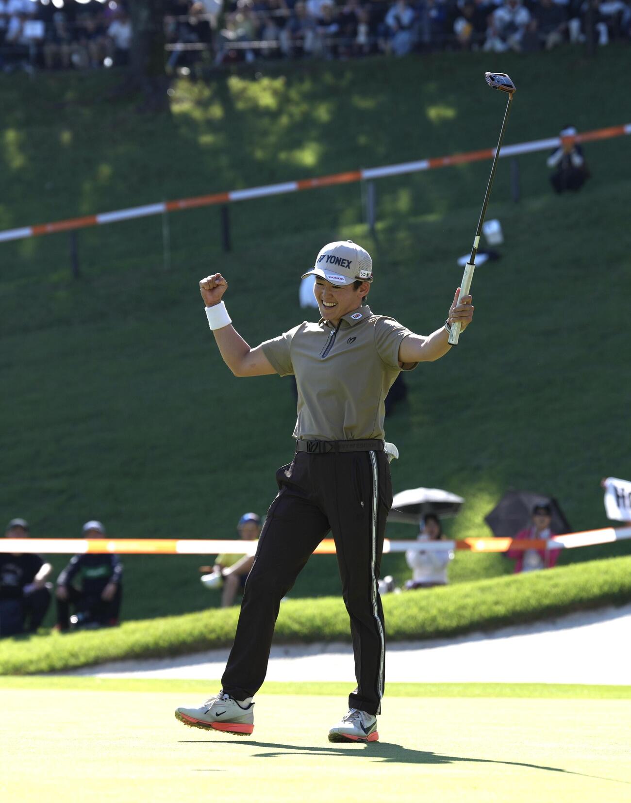 優勝しガッツポーズする岩井明愛（撮影・小島史椰）