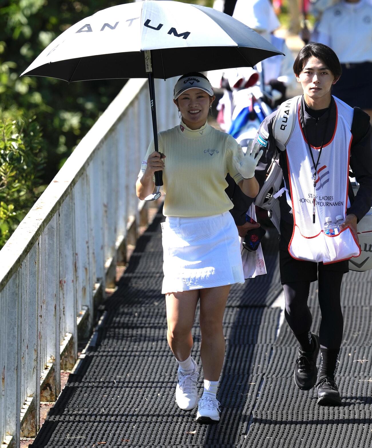 7番、手を振る河本結（撮影・小島史椰）