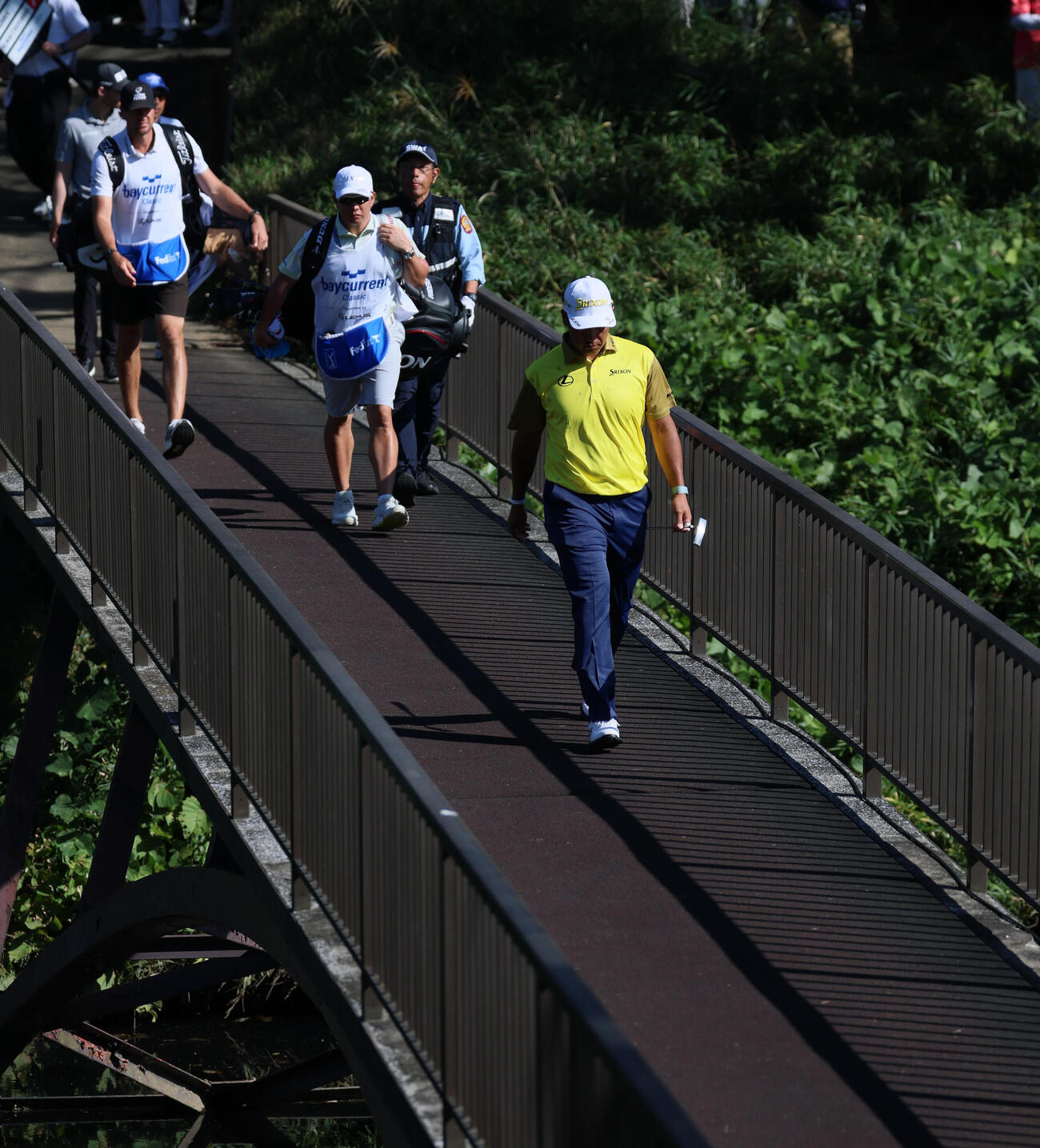 3番、ティーショットを打ち終えグリーに向かう松山英樹（撮影・水谷安孝）
