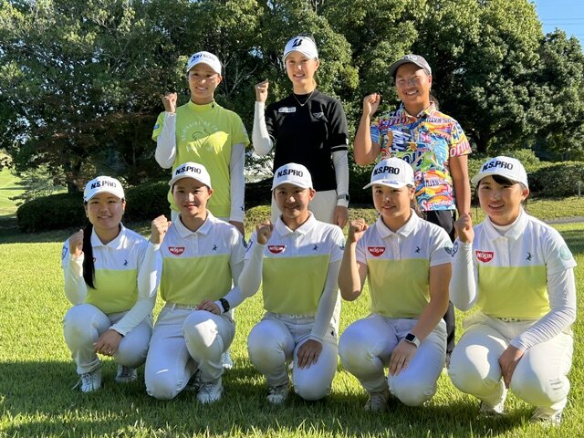 ECCレディースに出場する、後列左から中村心、与語優奈、徳永歩。前列はECC学園高の5人