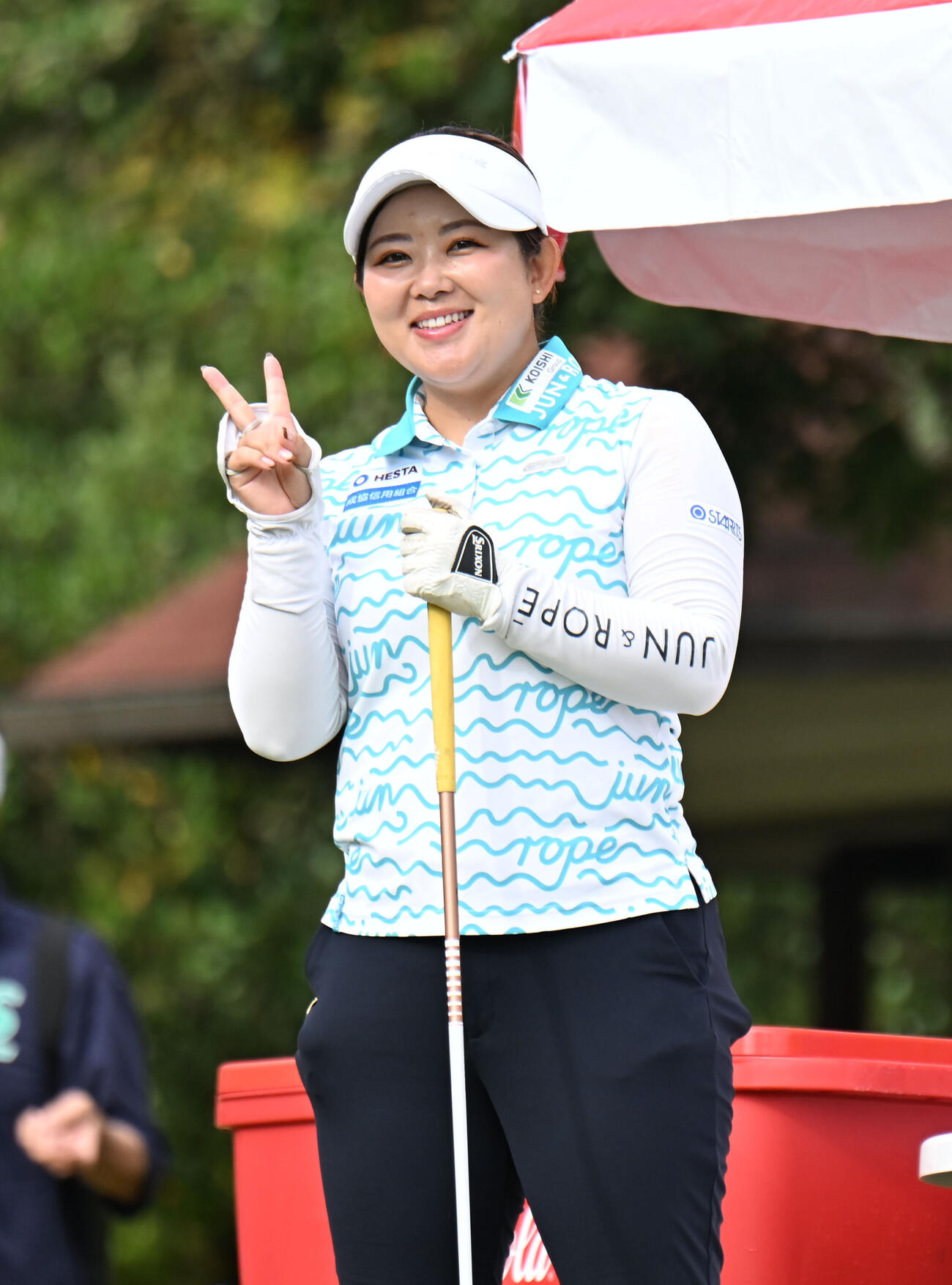 スタート前、笑顔でVサインする浅井咲希（撮影・和賀正仁）