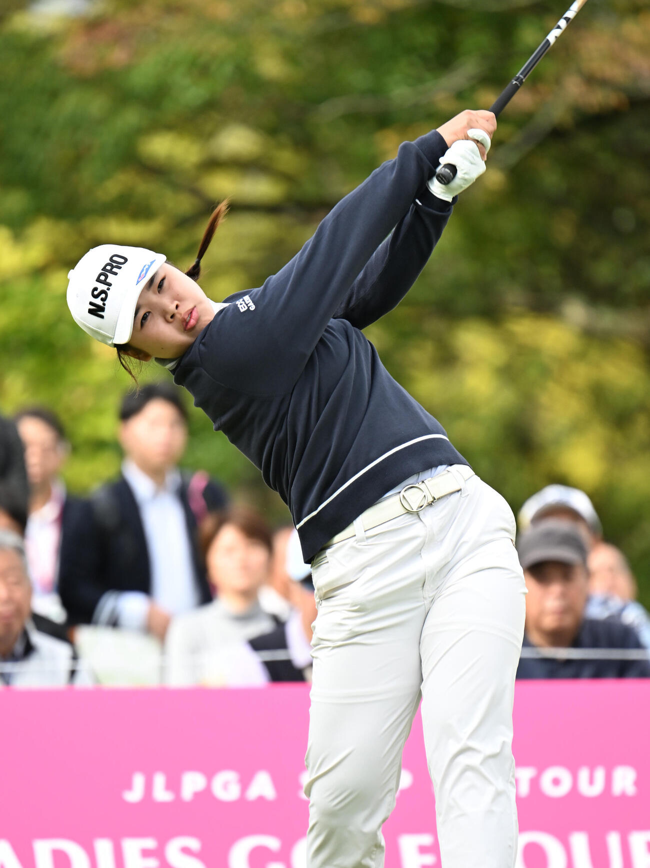 1番、ティーショットを打つ佐藤心裕（撮影・和賀正仁）