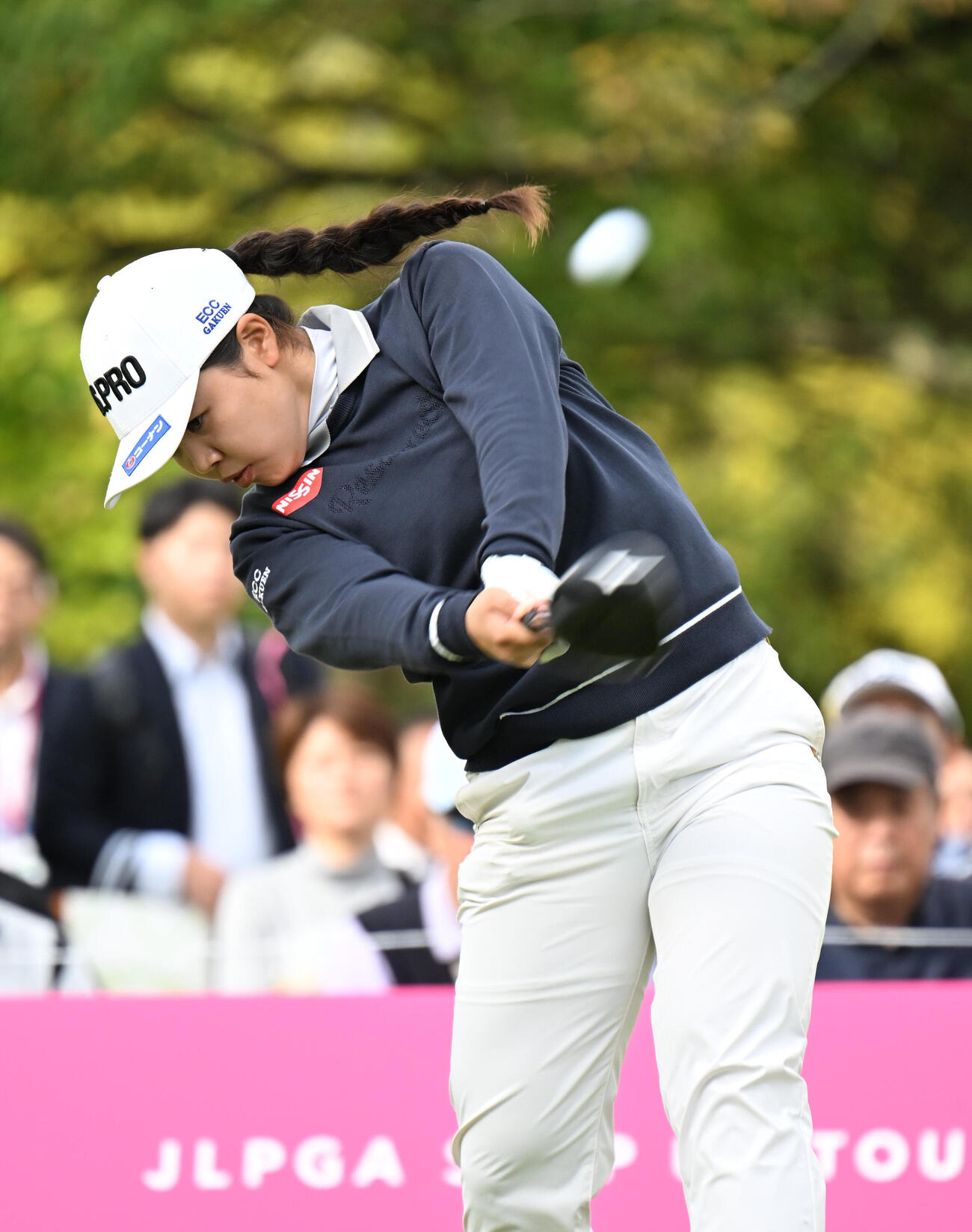 1番、ティーショットを打つ佐藤心裕（撮影・和賀正仁）