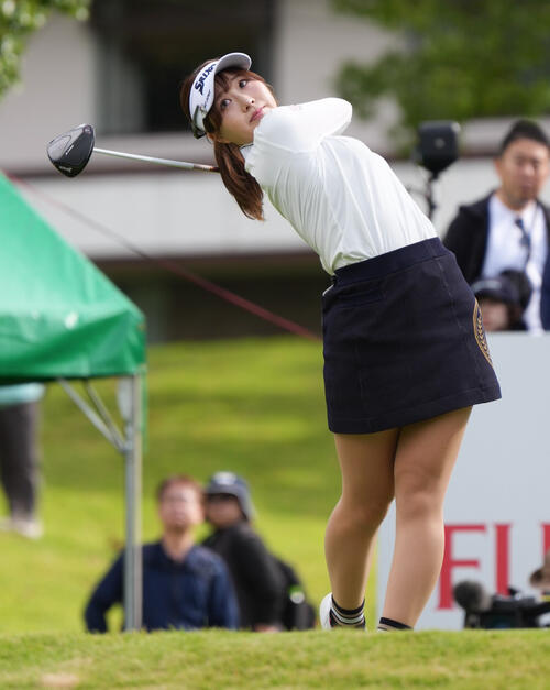 1番、ティーショットを放つ都玲華（撮影・小沢裕）