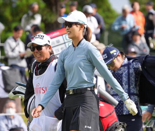 1番、ティーショットを終え移動する馬場咲希（撮影・小沢裕）