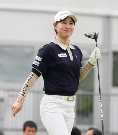 10番、ティーショットを放ち笑顔で移動する蛭田みな美（撮影・小沢裕）