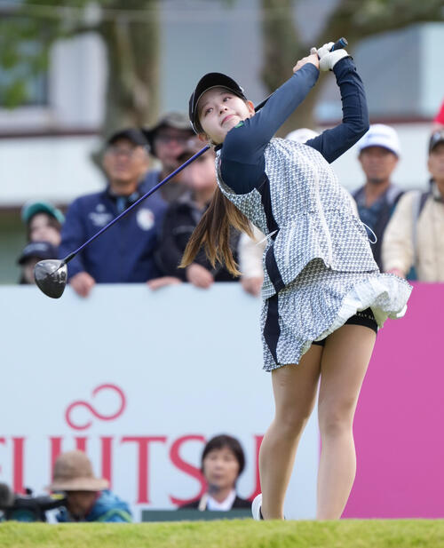 1番、ティーショットを放つ吉田鈴（撮影・小沢裕）