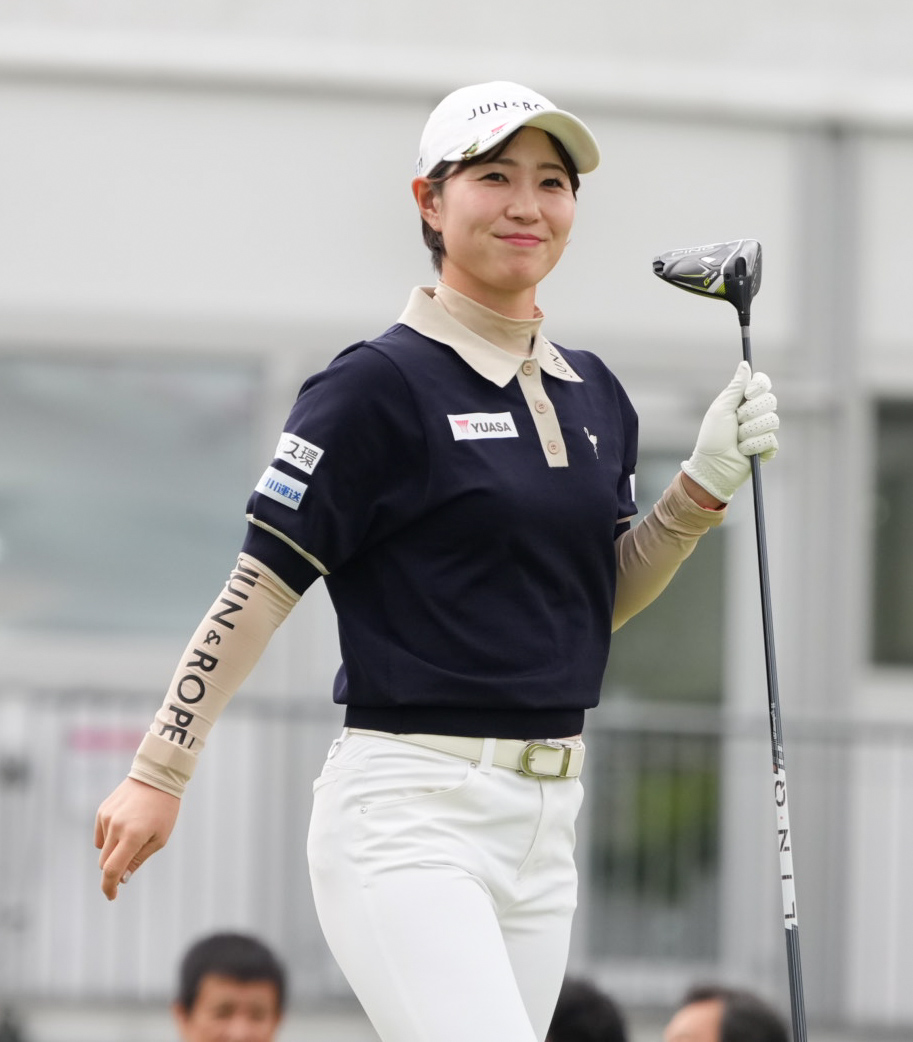 10番、ティーショットを放ち笑顔で移動する蛭田みな美（撮影・小沢裕）