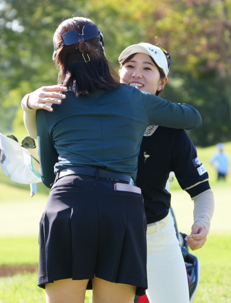 9番、7アンダーで第1日を終え同伴競技者とハグする蛭田みな美（撮影・小沢裕）