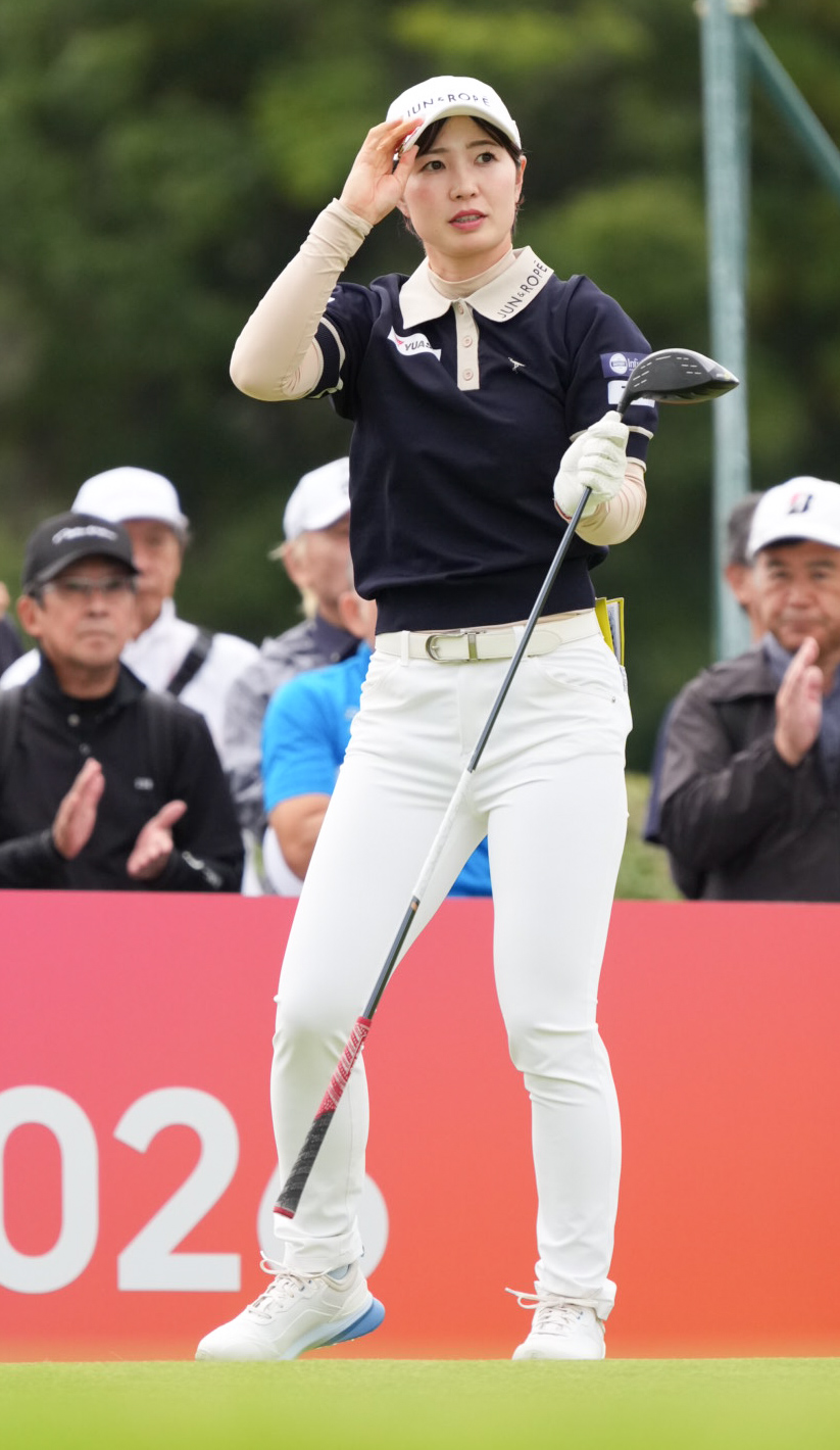 10番、ティーショットを放ちギャラリーの声援に応える蛭田みな美（撮影・小沢裕）