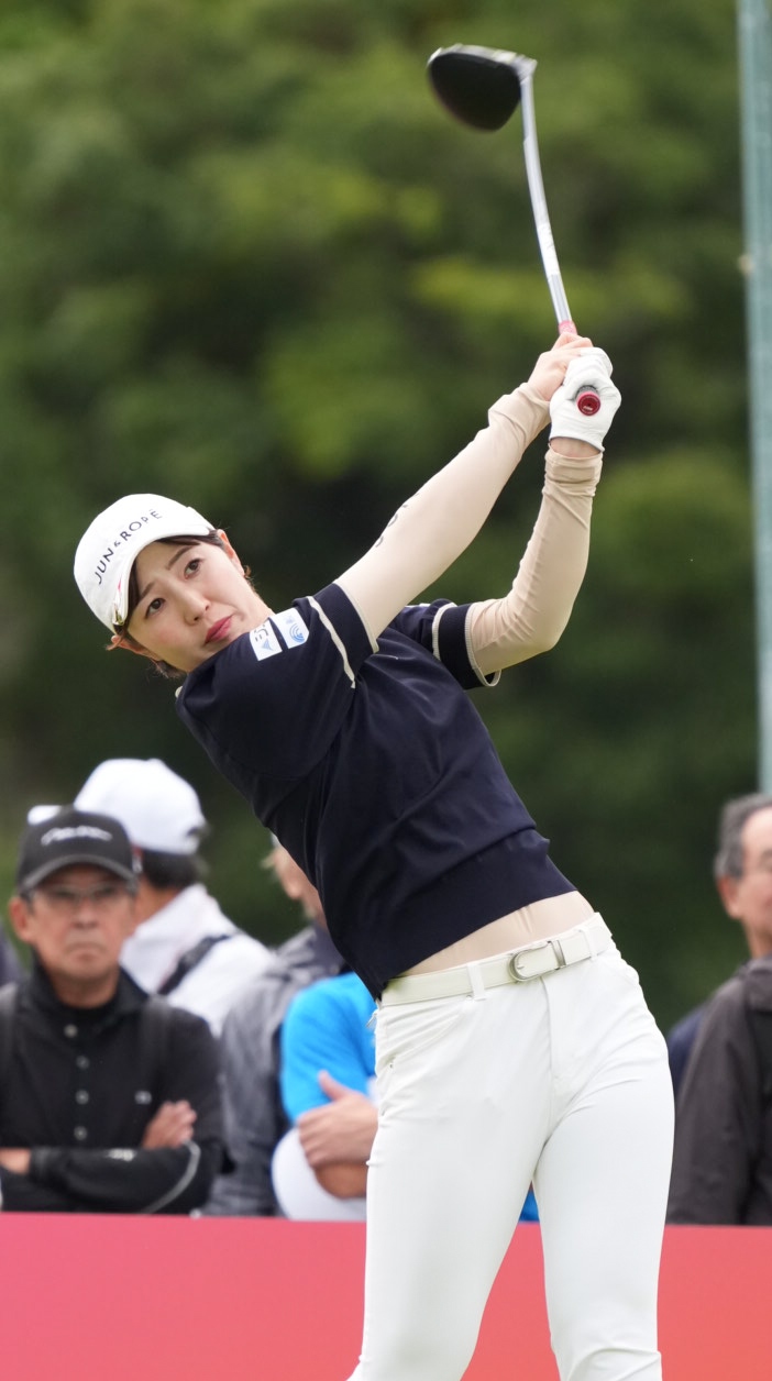 10番、ティーショットを放つ蛭田みな美（撮影・小沢裕）