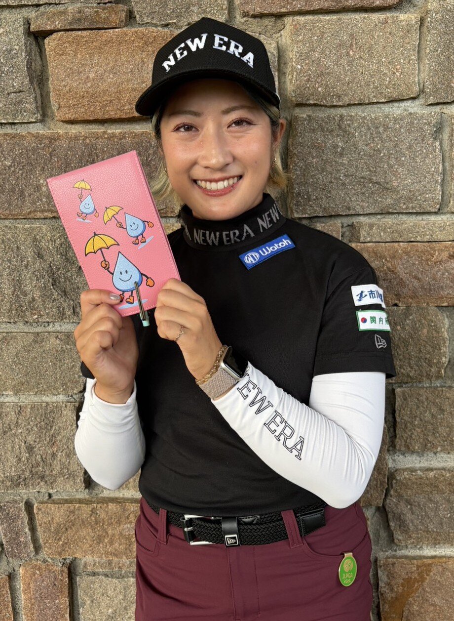 笑顔でスコアカードホルダーを披露する高橋しずく（撮影・山田遼太郎）