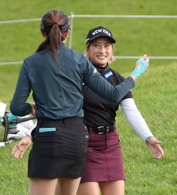 9番、首位タイで第1日を終え同伴競技者とハグする高橋しずく（撮影・小沢裕）
