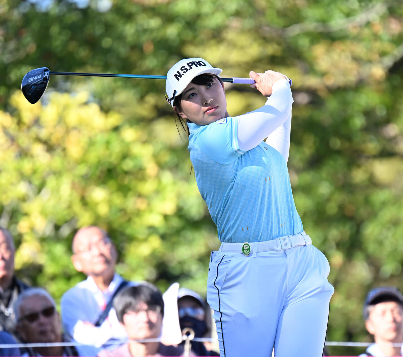 1番、ティーショットを打つ山下萌寧（撮影・和賀正仁）