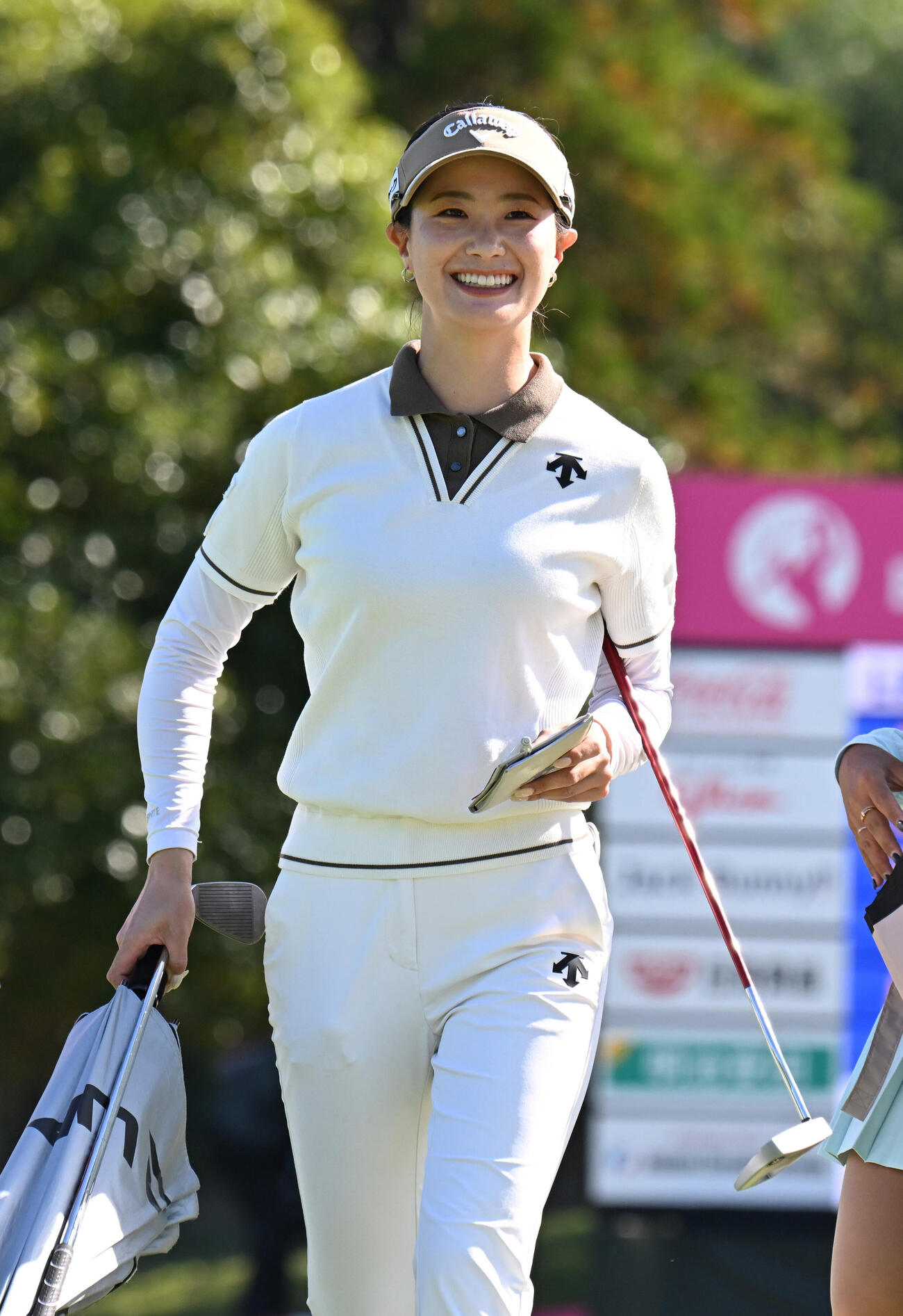 18番、パーをセーブし笑顔でホールアウトする青木香奈子（撮影・和賀正仁）