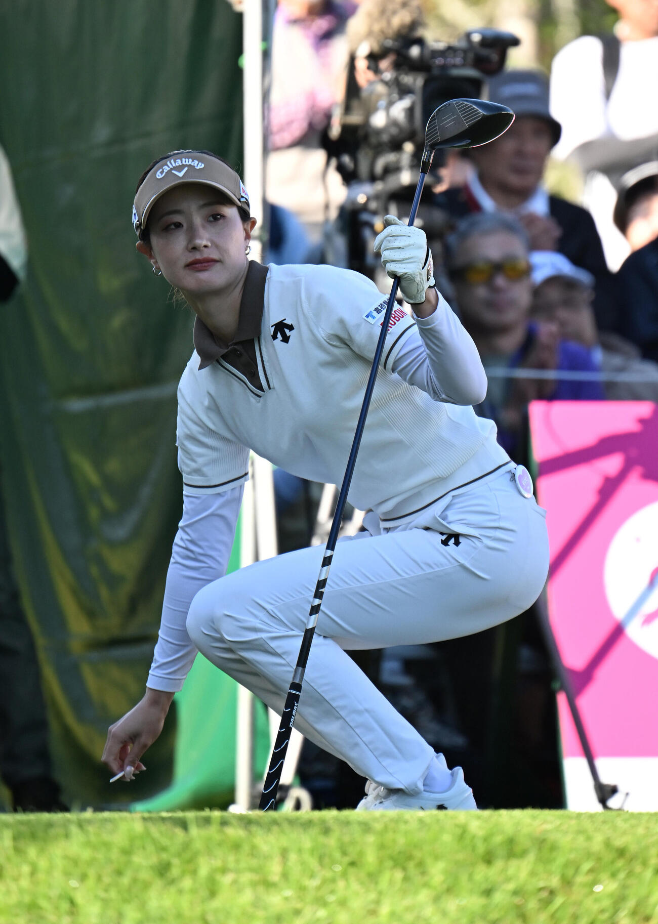 1番、ティーショットの行方を見つめる青木香奈子（撮影・和賀正仁）