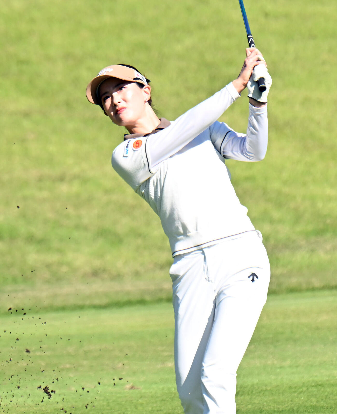 18番、第2打でグリーンをとらえる青木香奈子（撮影・和賀正仁）