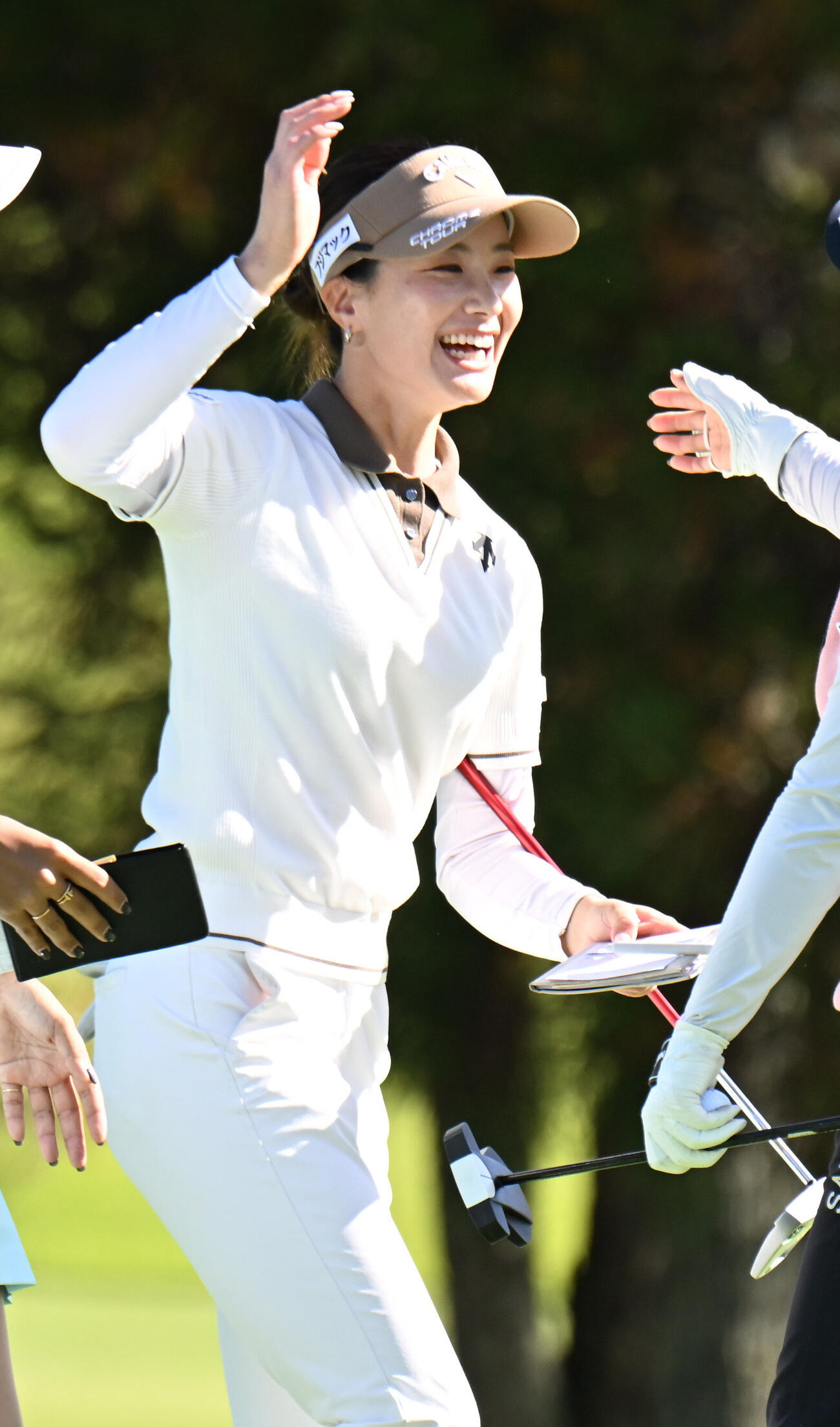 18番、パーをセーブし笑顔でホールアウトする青木香奈子（撮影・和賀正仁）
