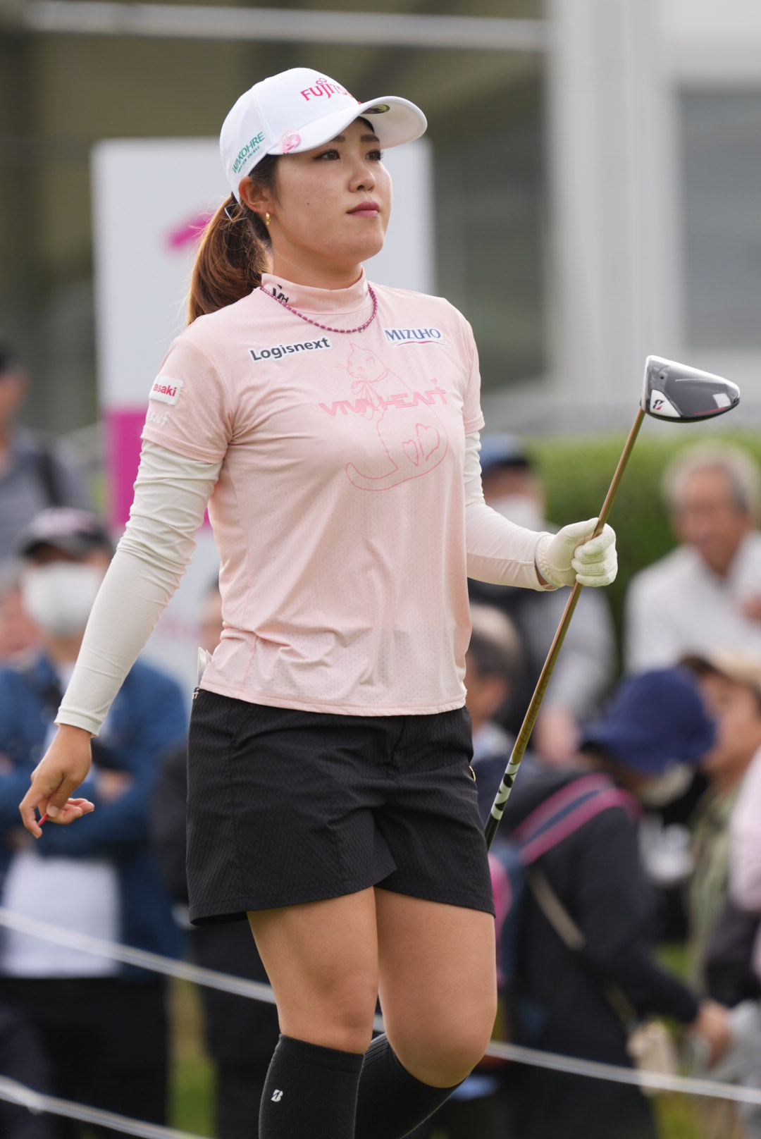 10番、ティーショットを終え移動する古江彩佳（撮影・小沢裕）