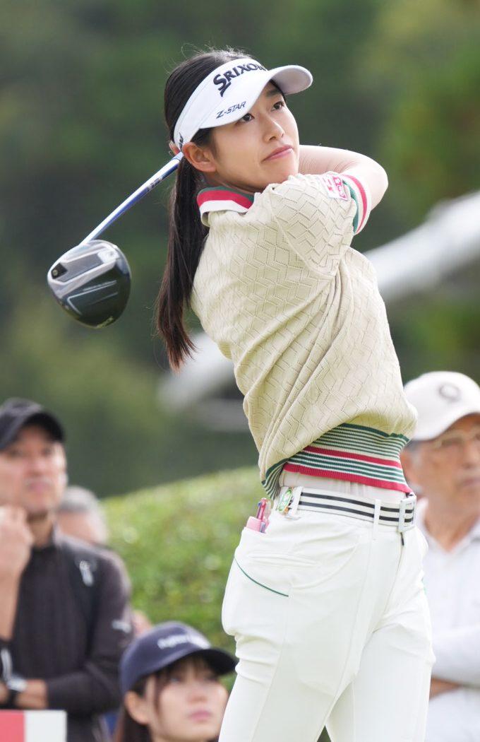 10番、ティーショットを放つ吉本ここね（撮影・小沢裕）