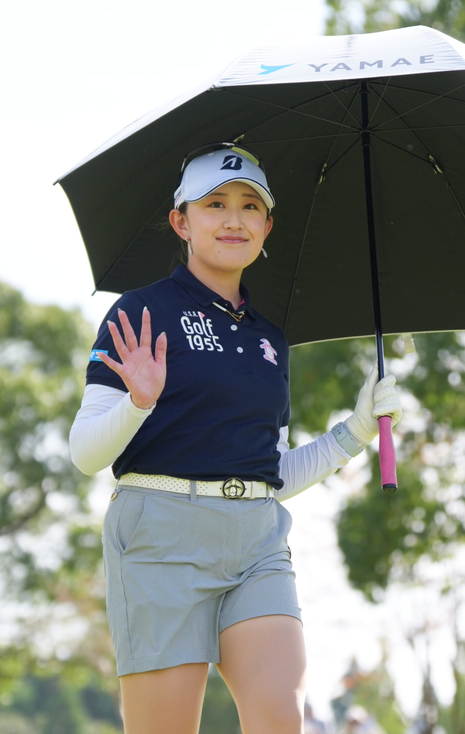 1番、ティーショットを終えカメラマンに手を振る加藤麗奈（撮影・小沢裕）