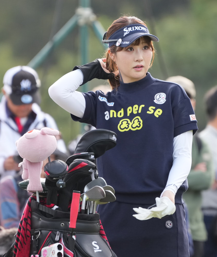 10番、ティーグラウンドで真剣な表情を見せる都玲華（撮影・小沢裕）