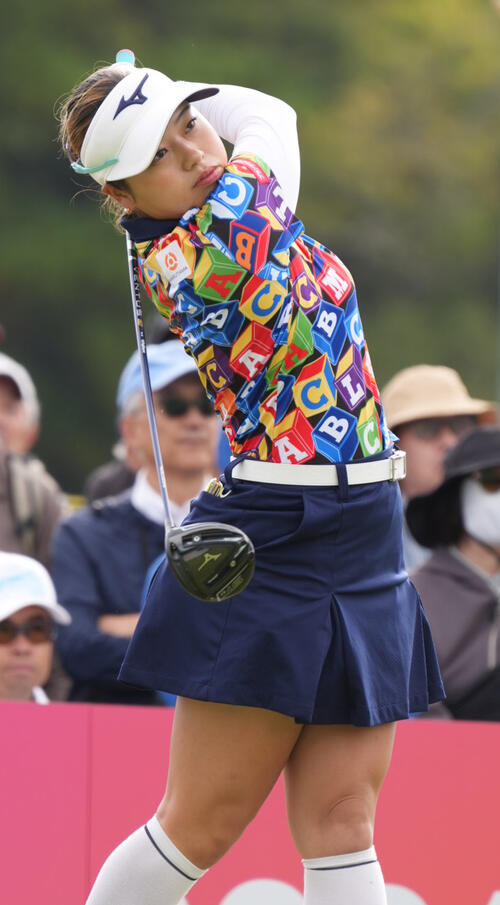 10番、ティーショットを放つ仲村果乃（撮影・小沢裕）