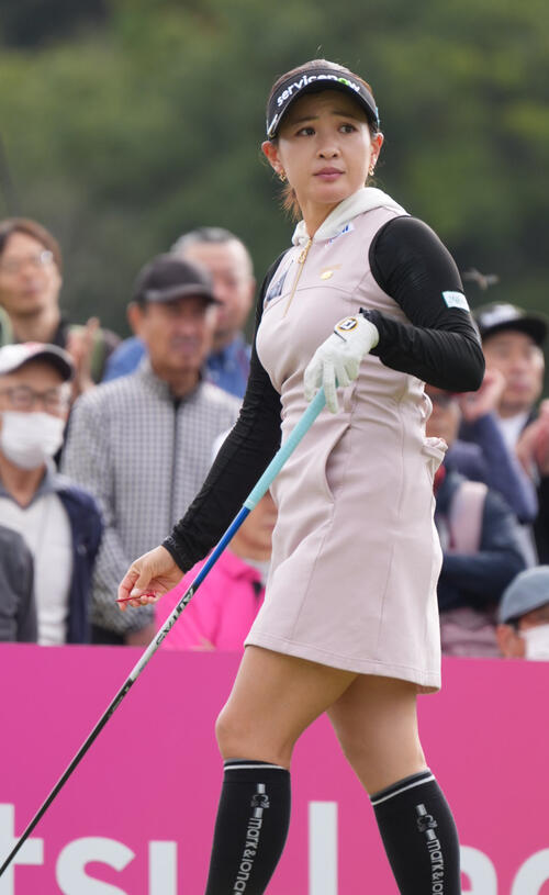 10番、ティーショットを放ち打球を見つめる永井花奈（撮影・小沢裕）
