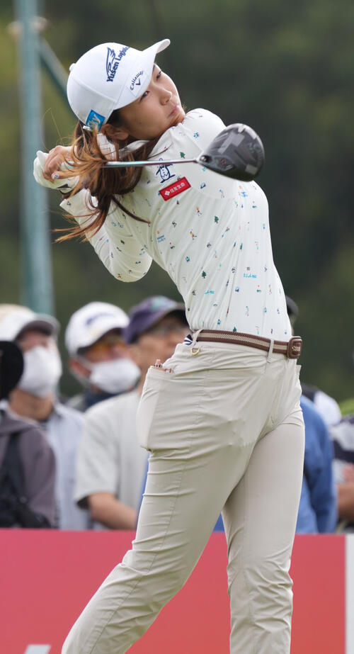 10番、ティーショットを放つ神谷そら（撮影・小沢裕）