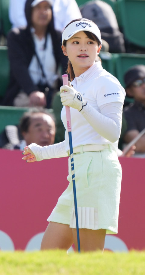 1番、ティーショットを放ち打球を見つめる政田夢乃（撮影・小沢裕）