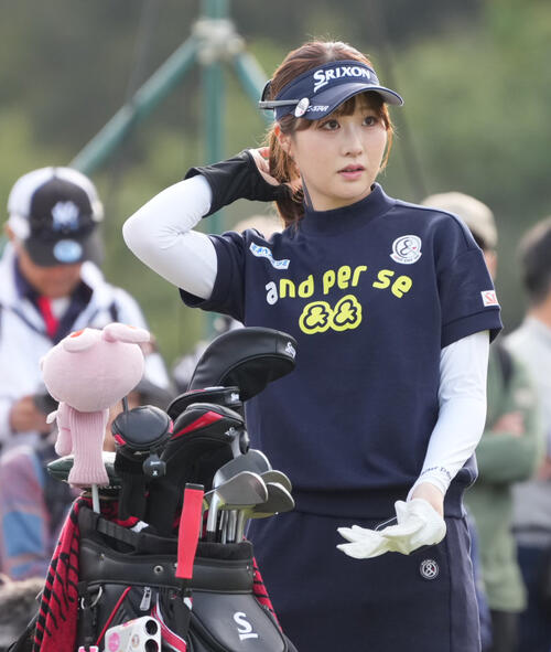 10番、ティーグラウンドで真剣な表情を見せる都玲華（撮影・小沢裕）
