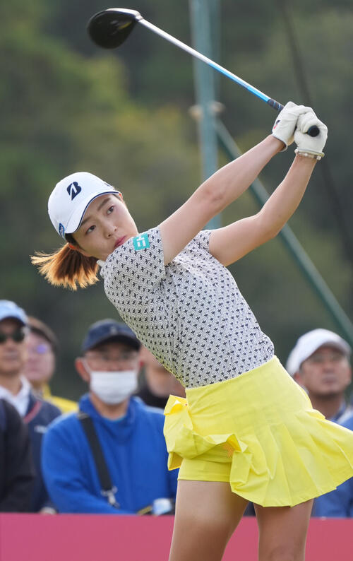 10番、ティーショットを放つ佐藤心結（撮影・小沢裕）