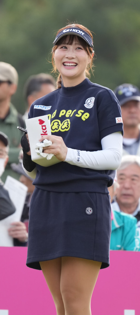 10番、ティーグラウンドで笑顔を見せる都玲華（撮影・小沢裕）
