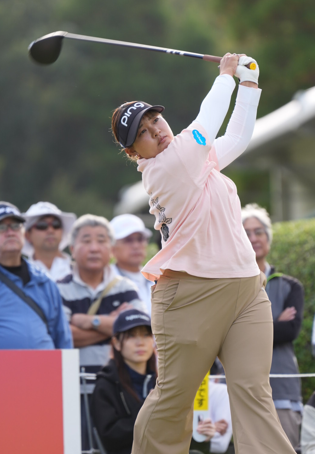 10番、ティーショットを放つ鈴木愛（撮影・小沢裕）