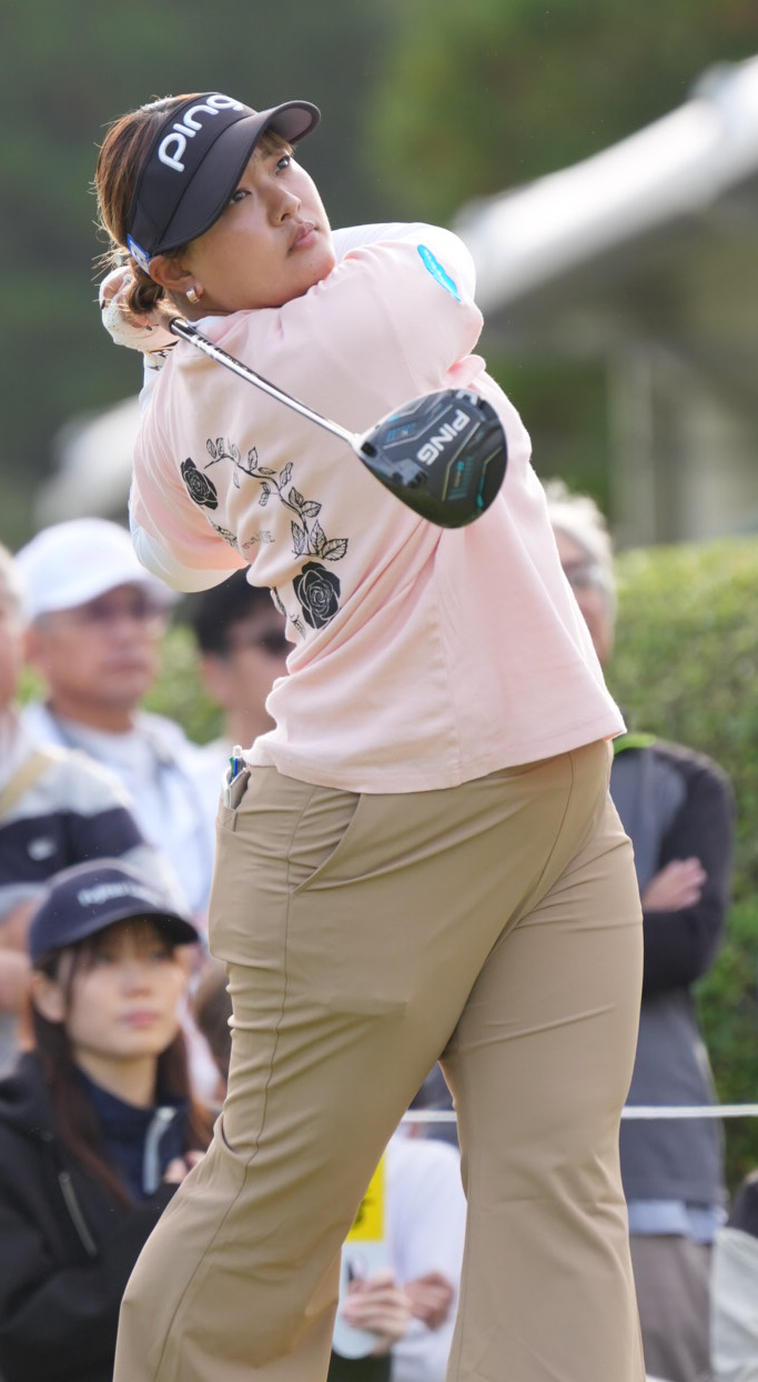 10番、ティーショットを放つ鈴木愛（撮影・小沢裕）