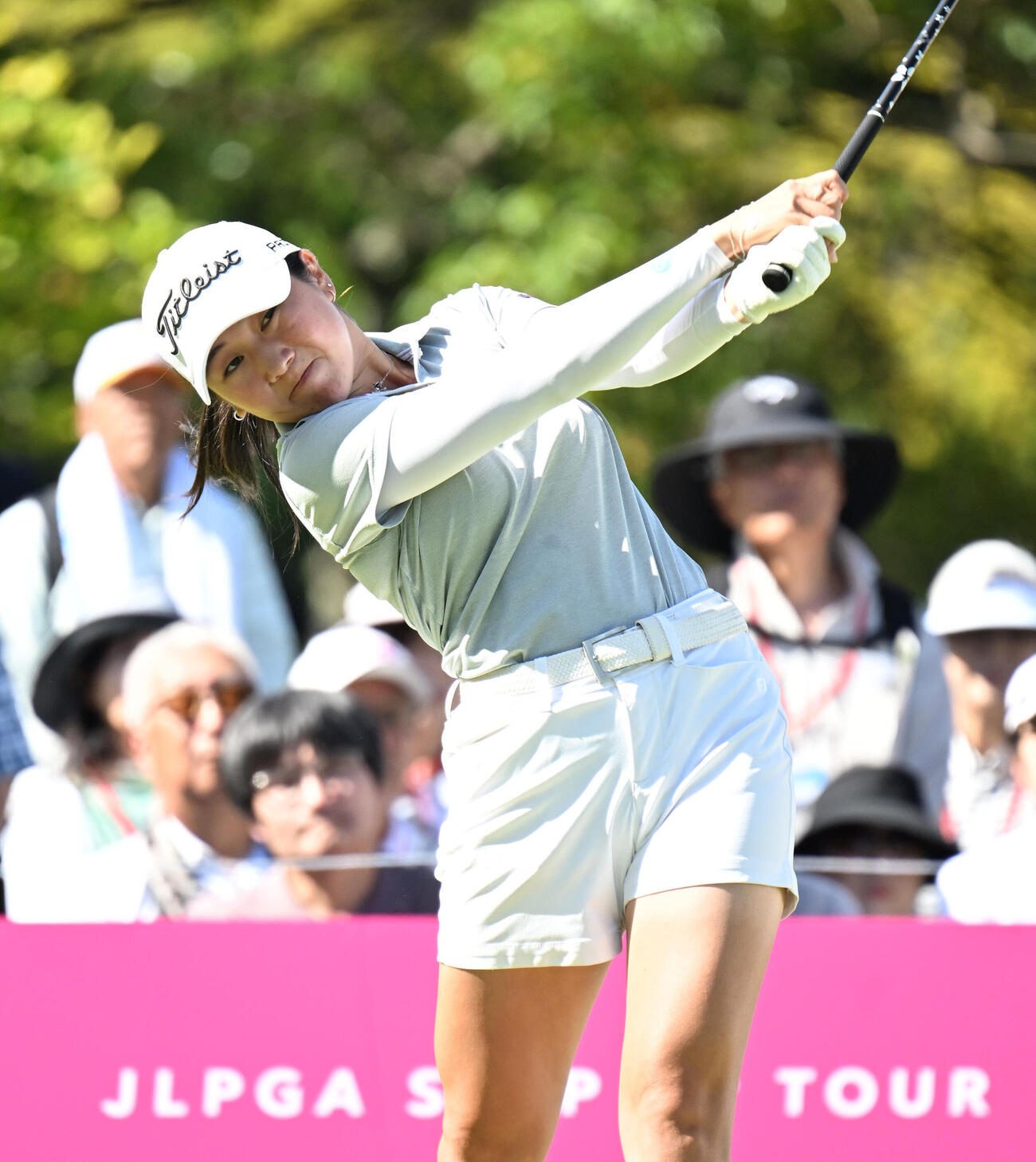1番、ティーショットを打つ肥後莉音（撮影・和賀正仁）