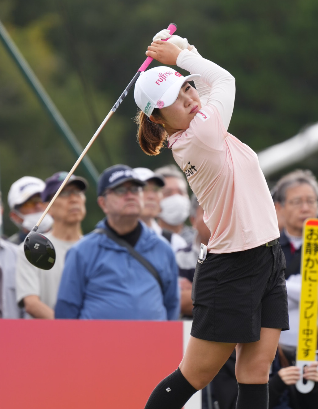 10番、ティーショットを放つ古江彩佳（撮影・小沢裕）