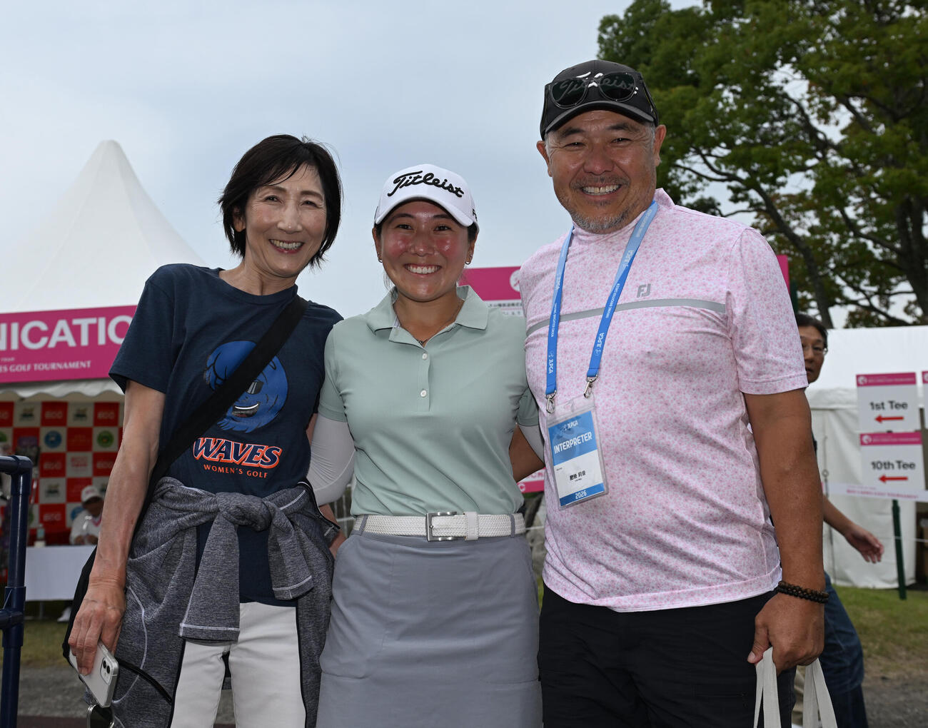 優勝し両親から祝福される肥後莉音（撮影・和賀正仁）