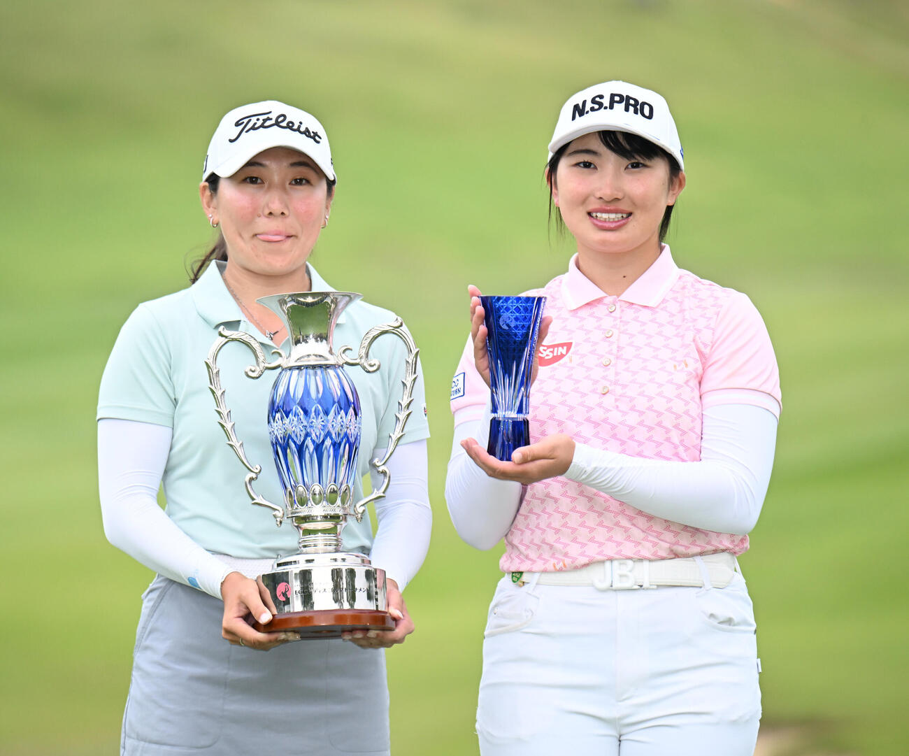 トロフィーを掲げる肥後莉音（左）とベストアマの山下萌寧（撮影・和賀正仁）