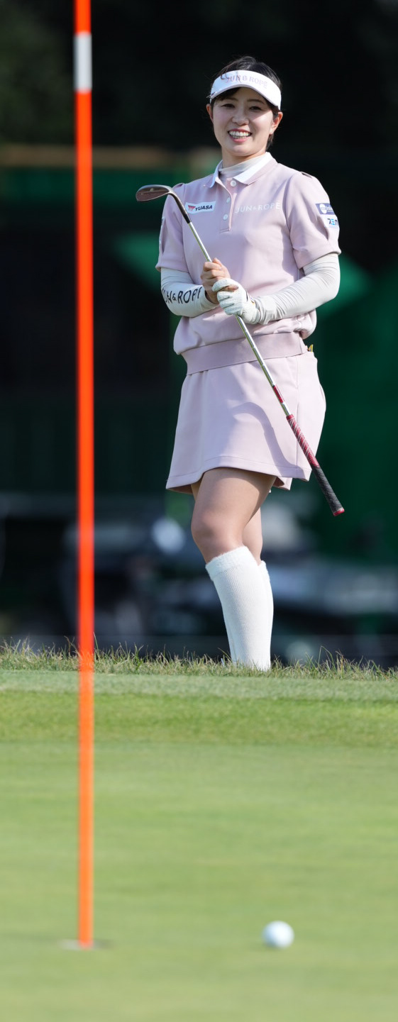 17番、グリーンエッジからのアプローチショットが入らず苦笑いを浮かべる蛭田みな美（撮影・小沢裕）