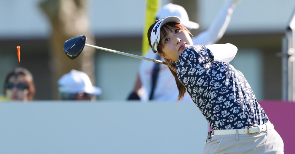 1番、ティーショットを放つ都玲華（撮影・小沢裕）