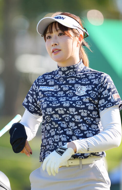 1番、ティーショットを放ち移動する都玲華（撮影・小沢裕）