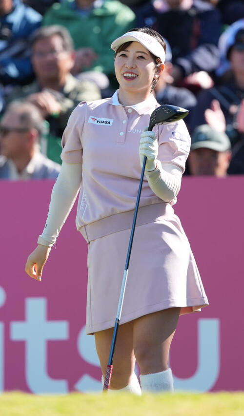 1番、ティーショットを放つ蛭田みな美（撮影・小沢裕）