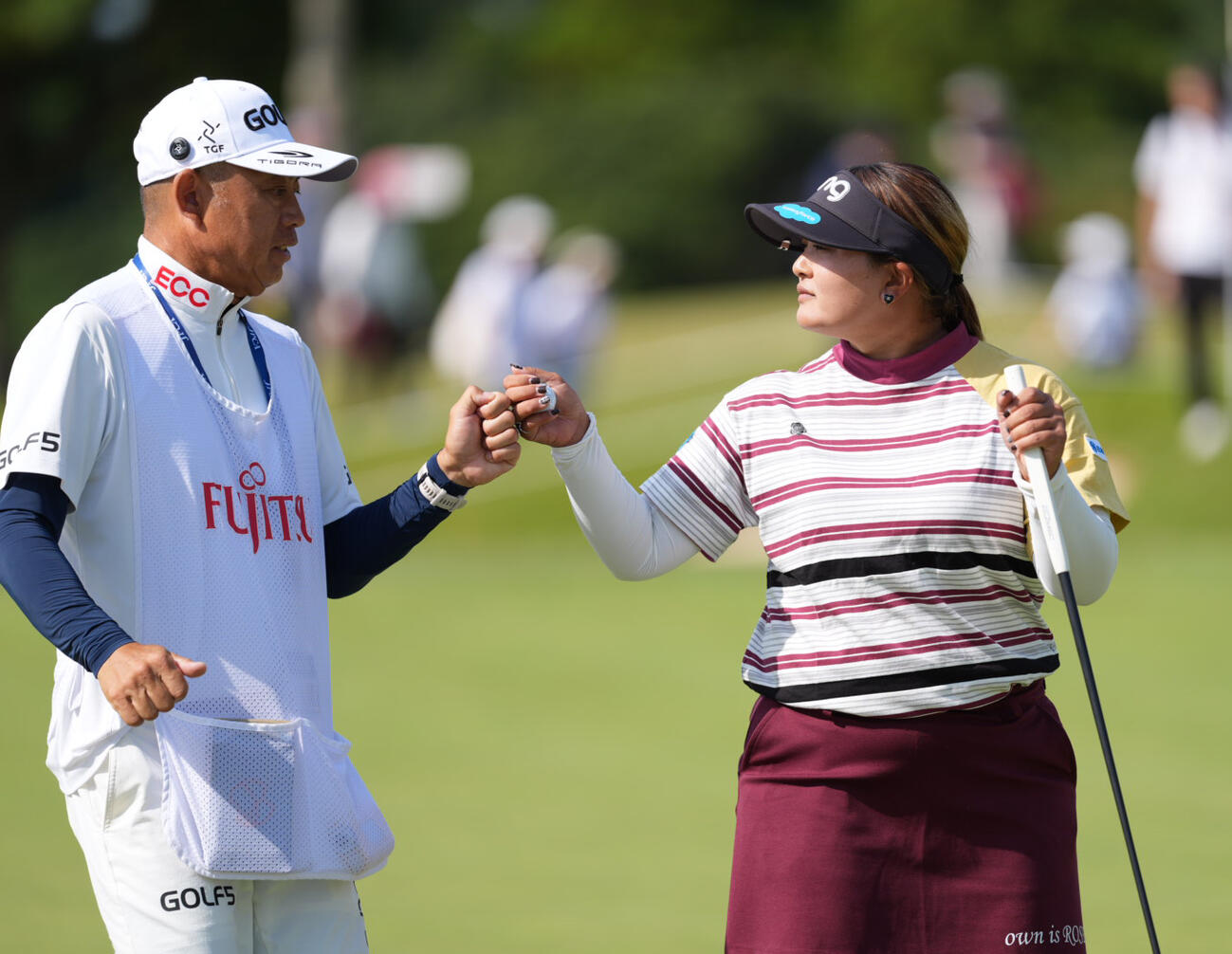 9番、バーディーを奪いキャディーとグータッチする鈴木愛（撮影・小沢裕）