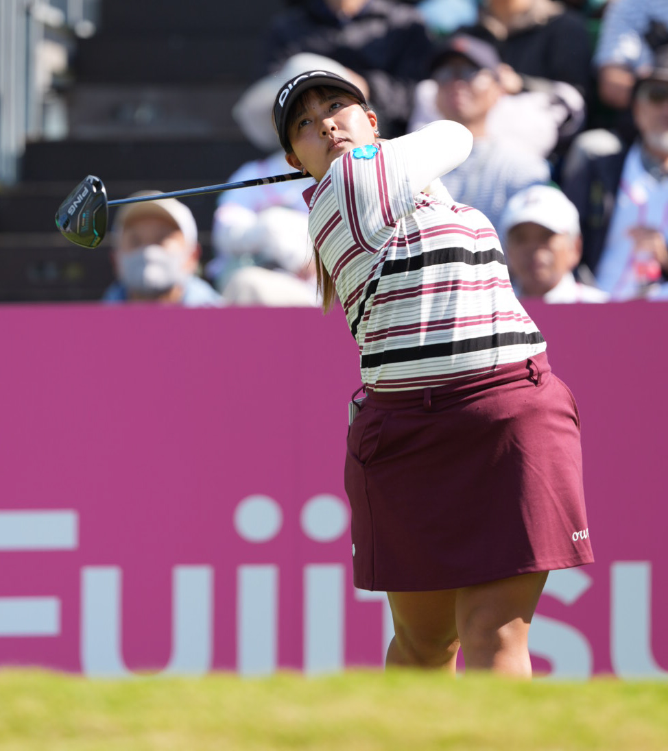 1番、ティーショットを放つ鈴木愛（撮影・小沢裕）
