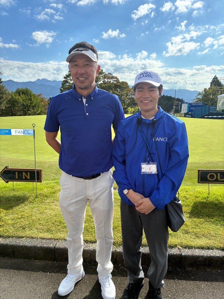 大会前に会場で親交を深めた、小林正則（左）とファンケル社員の小林耕太さん