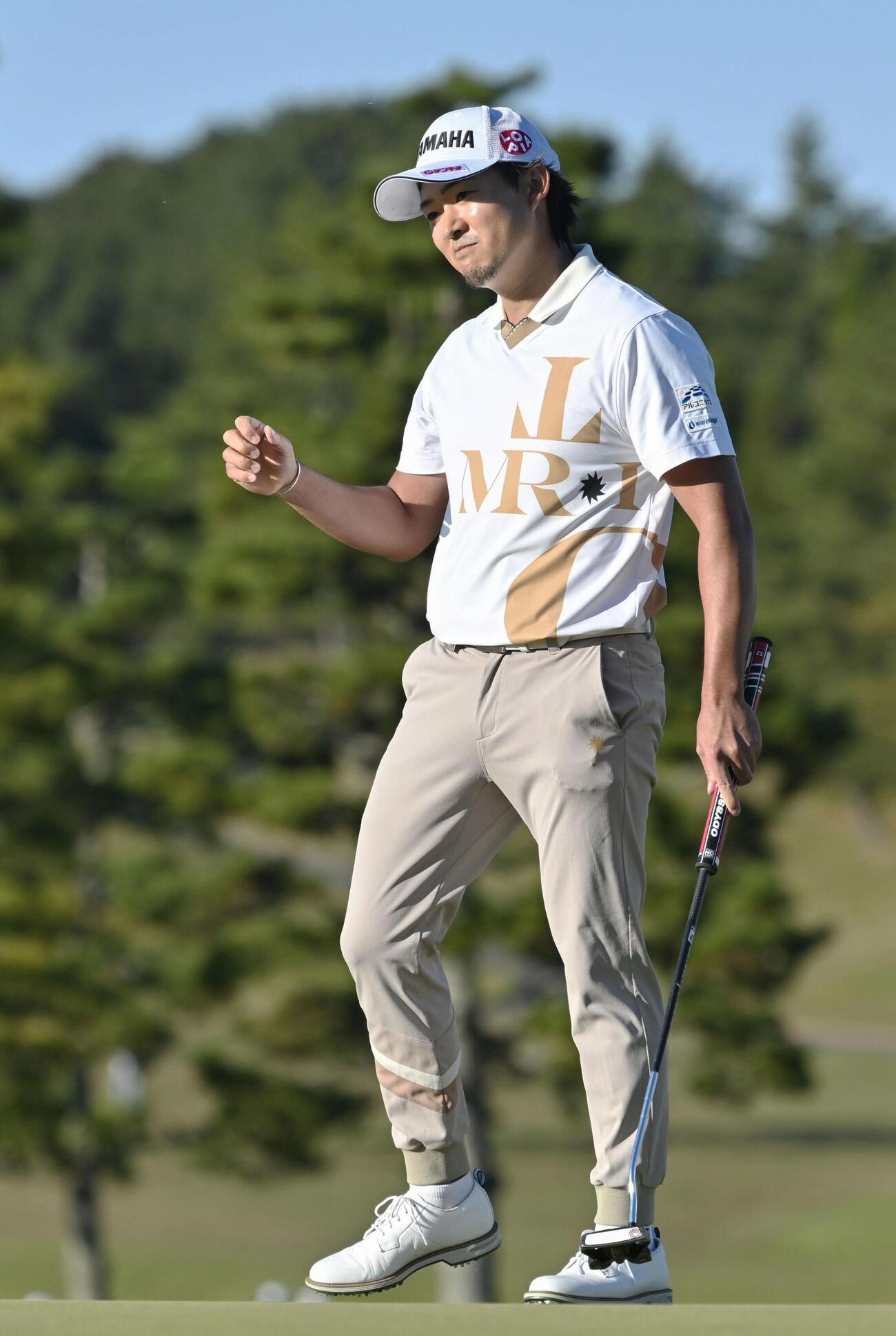 第3日、18番でバーディーパットを決めた今平周吾。通算12アンダーで2位（共同）