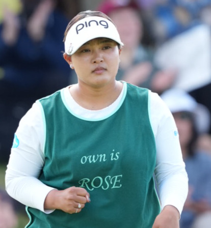 7番、バーディーを奪いガッツポーズする鈴木愛（撮影・小沢裕）
