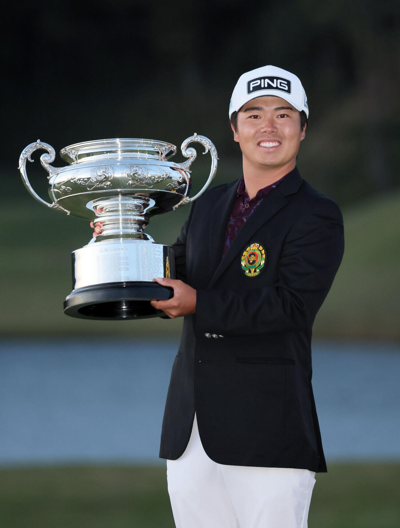 日本オープンゴルフで優勝しカップを手にする細野勇策（撮影・宮崎幸一）